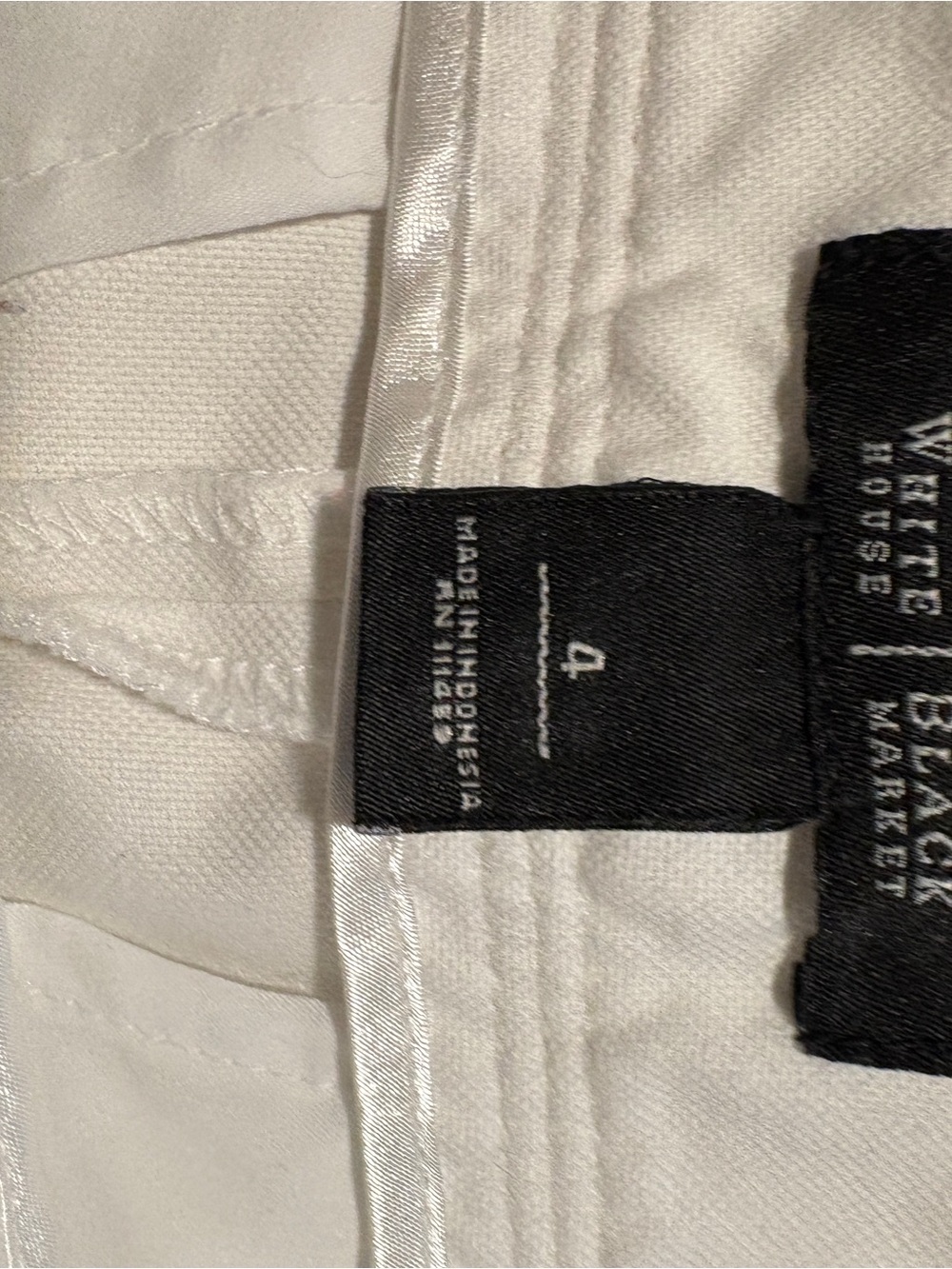 White House Black Market Women's White Capris - Picture 3 of 3